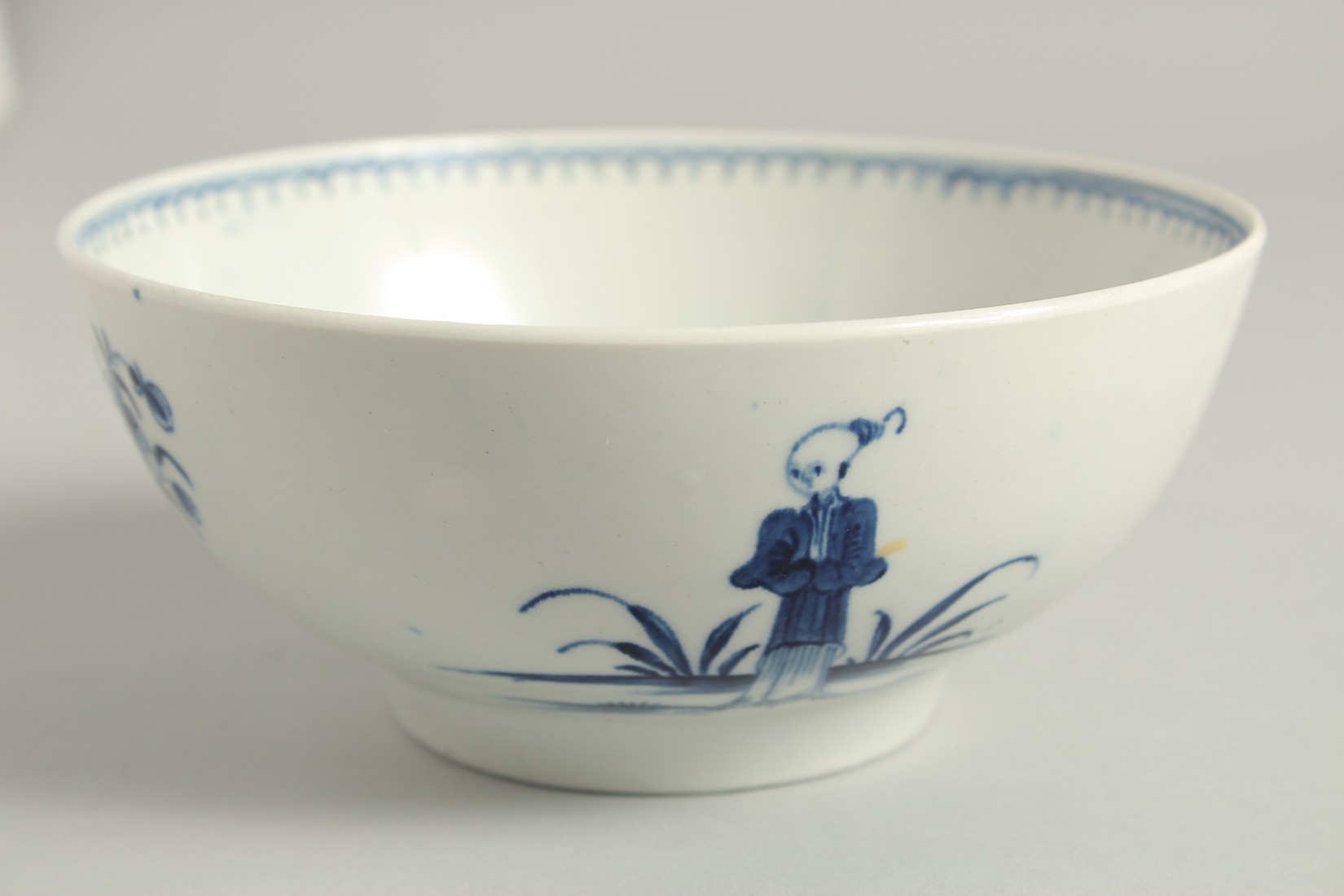 AN 18TH CENTURY WORCESTER BOWL painted with the Waiting Chinaman pattern, crescent mark. - Image 3 of 7