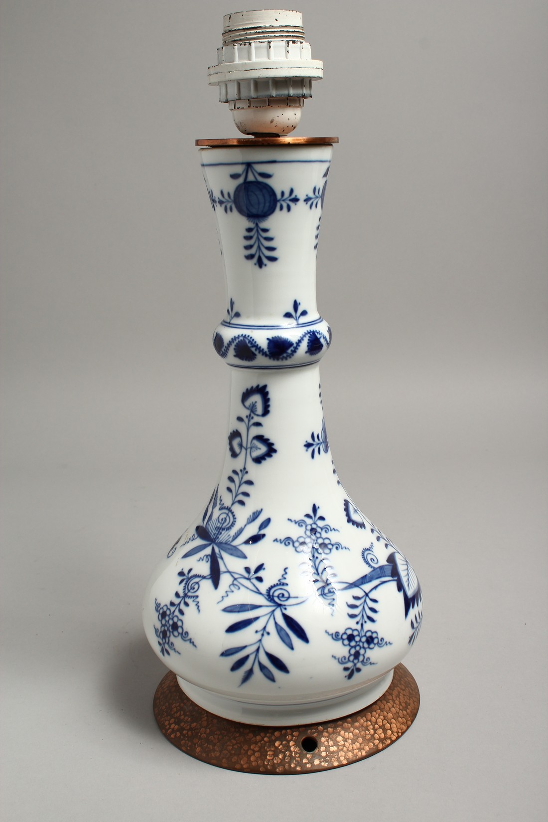 A 19TH CENTURY MEISSEN BLUE AND WHITE ONION PATTERN LAMP. 12ins high. - Image 2 of 6