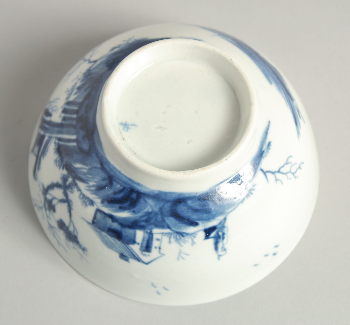 AN EARLY 18TH CENTURY WORCESTER BOWL finely painted in underglaze blue with the Gazebo pattern. - Image 5 of 5