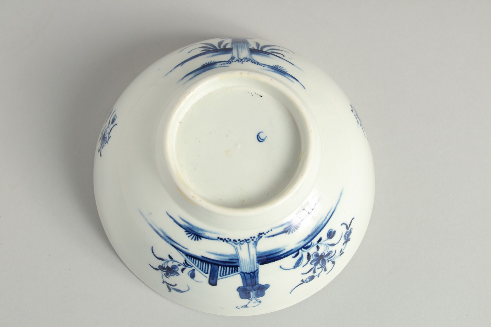 AN 18TH CENTURY WORCESTER BOWL painted with the Waiting Chinaman pattern, crescent mark. - Image 5 of 7