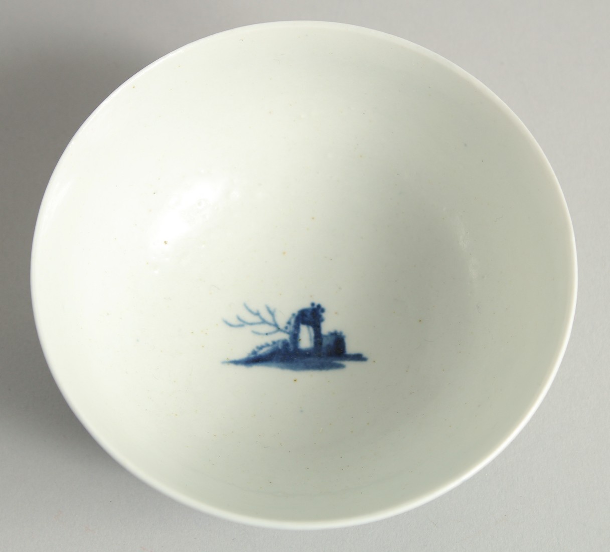 AN EARLY 18TH CENTURY WORCESTER BOWL finely painted in underglaze blue with the Gazebo pattern. - Image 4 of 5