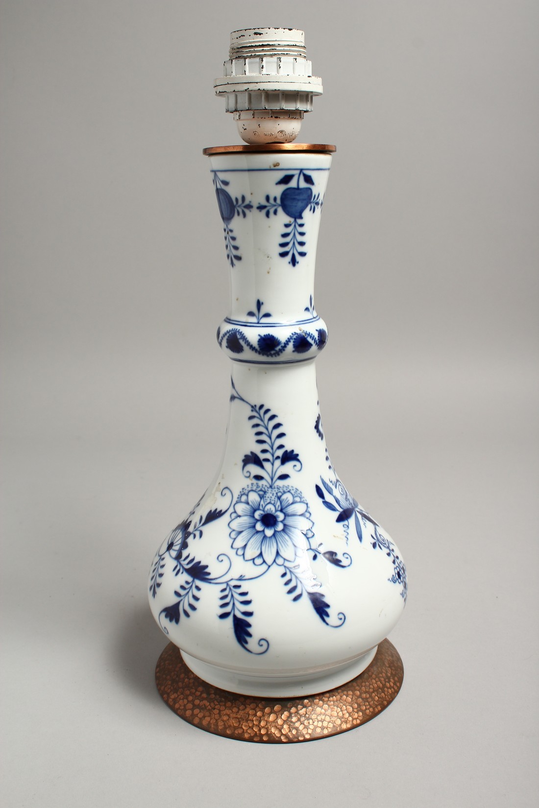 A 19TH CENTURY MEISSEN BLUE AND WHITE ONION PATTERN LAMP. 12ins high. - Image 3 of 6