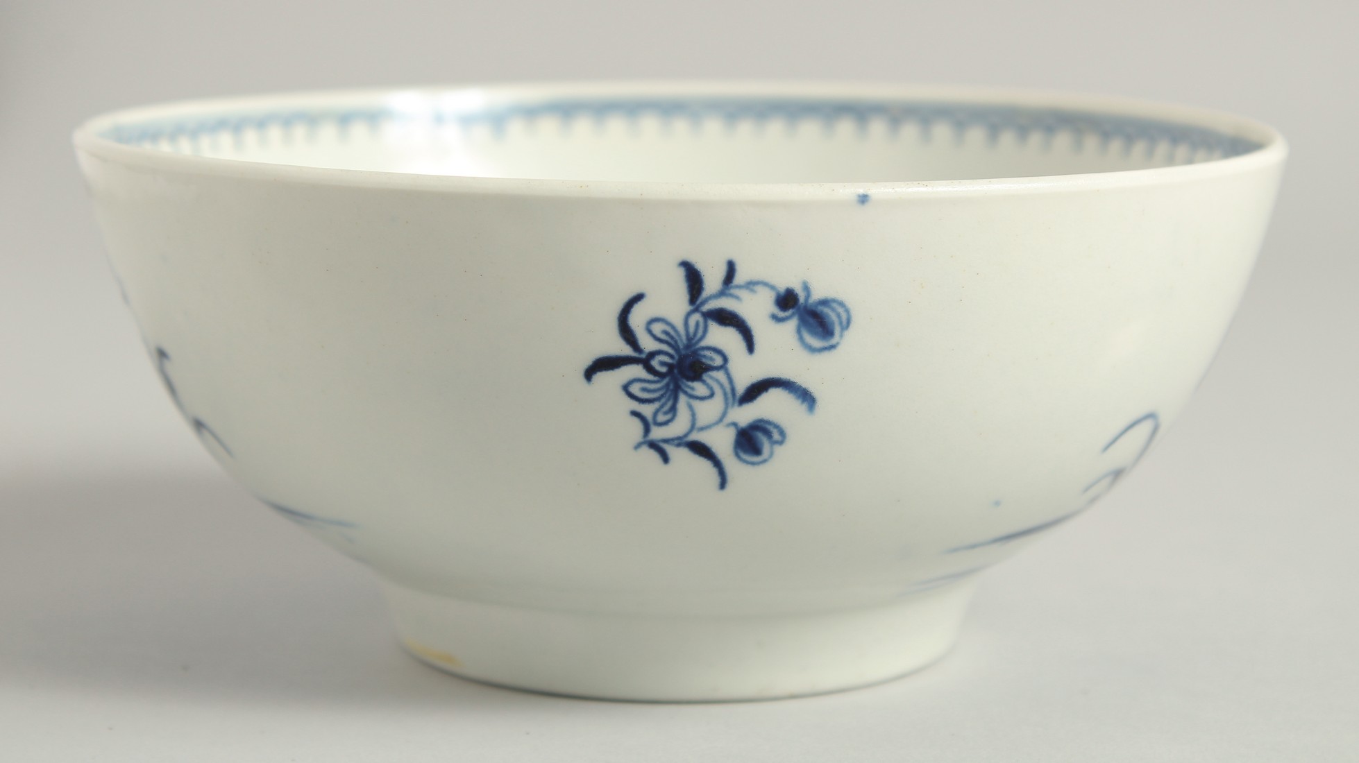 AN 18TH CENTURY WORCESTER BOWL painted with the Waiting Chinaman pattern, crescent mark. - Image 7 of 7