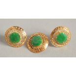 A PAIR OF 22CT GOLD JADE SET STUD EARRINGS AND PENDANT.