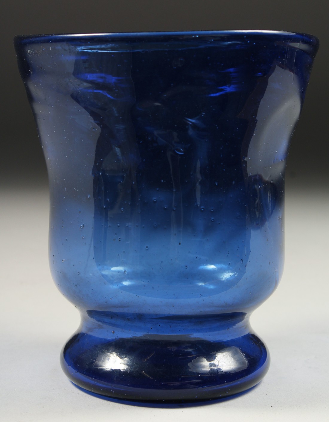 AN OLD BLUE GLASS VASE. 5.5ins high. - Bild 3 aus 5