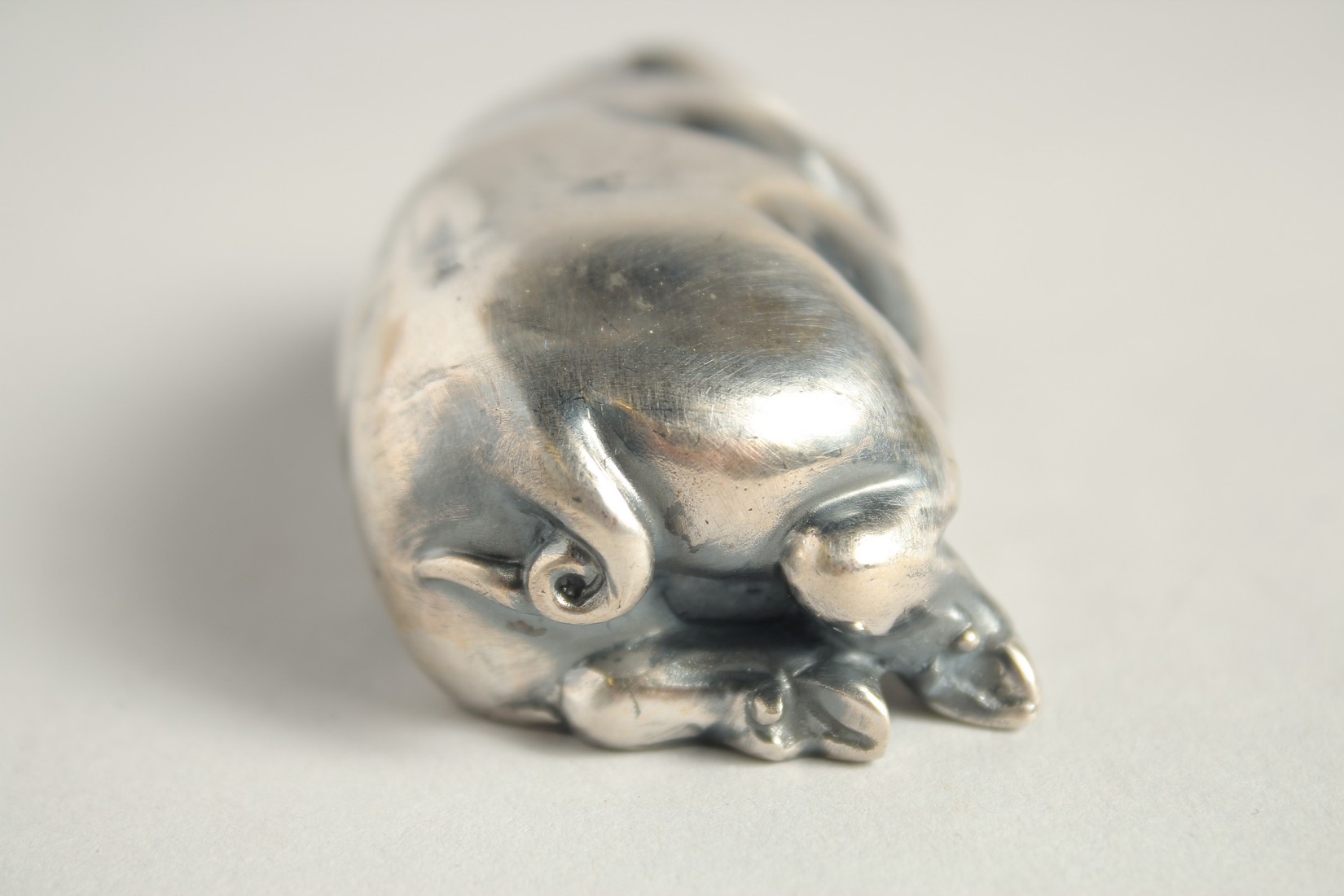 A SMALL RUSSIAN SILVER SLEEPING PIG, 2.75ins long. Mark I.P. Head 84, Eagle, Faberge mark. - Bild 3 aus 5