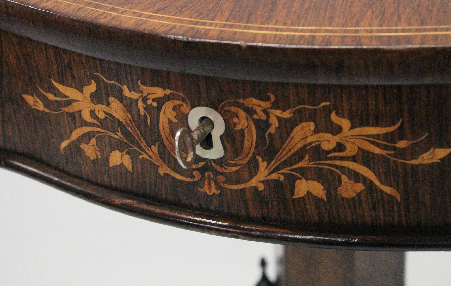 A SUPERB 19TH CENTURY ROSEWOOD INLAID SEWING TABLE, the shaped top with figures, opening to reveal a - Bild 4 aus 9