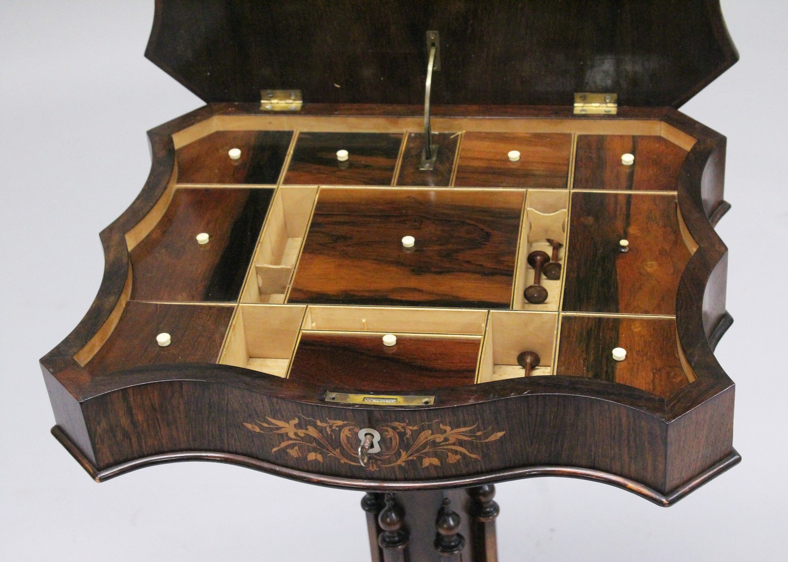 A SUPERB 19TH CENTURY ROSEWOOD INLAID SEWING TABLE, the shaped top with figures, opening to reveal a - Bild 8 aus 9