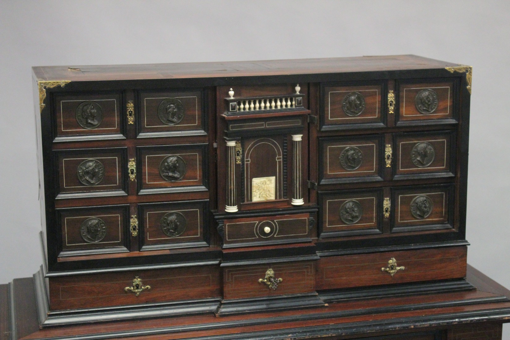 A GOOD 18TH - 19TH CENTURY ROSEWOOD BRASS MOUNTED AND BRASS LINED VARGUENO ON STAND, the top with - Bild 2 aus 9