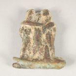 A RARE ANCIENT BRONZE KING SEAL formed as two figures. 2ins x 1.5ins.