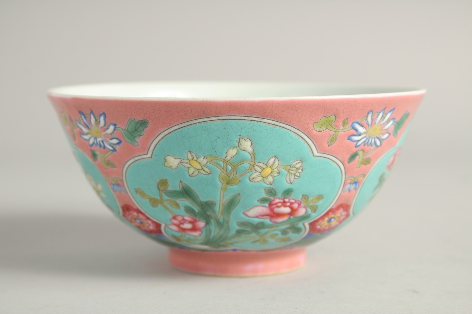 A CHINESE FAMILLE ROSE PORCELAIN BOWL, decorated with turquoise panels of native flora. 15ins - Bild 2 aus 6