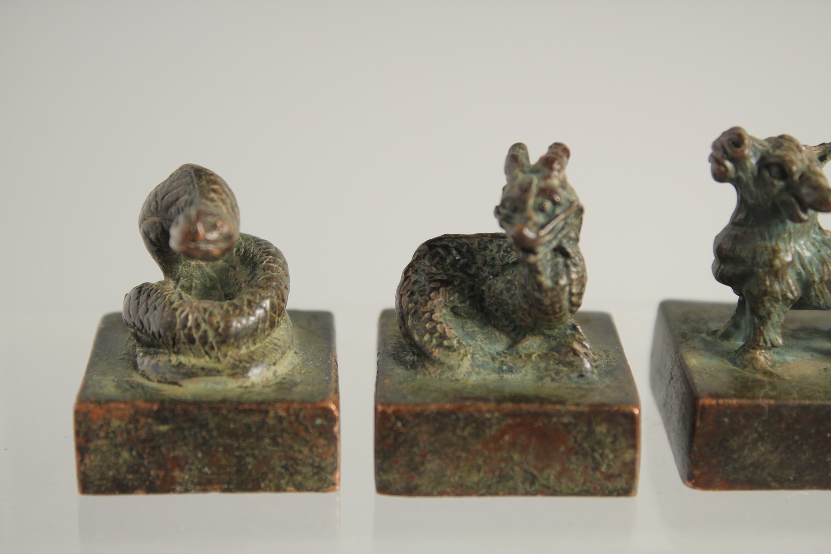 SIX SMALL CHINESE BRONZE SEALS. - Bild 2 aus 5