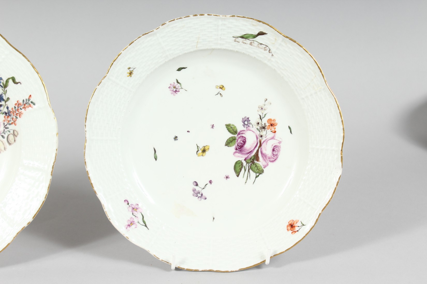 A GOOD PAIR OF MEISSEN CIRCULAR PLATES sprigged and painted with flowers. Cross swords mark in blue. - Bild 2 aus 6