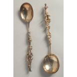 A PAIR OF APOSTLE SPOONS