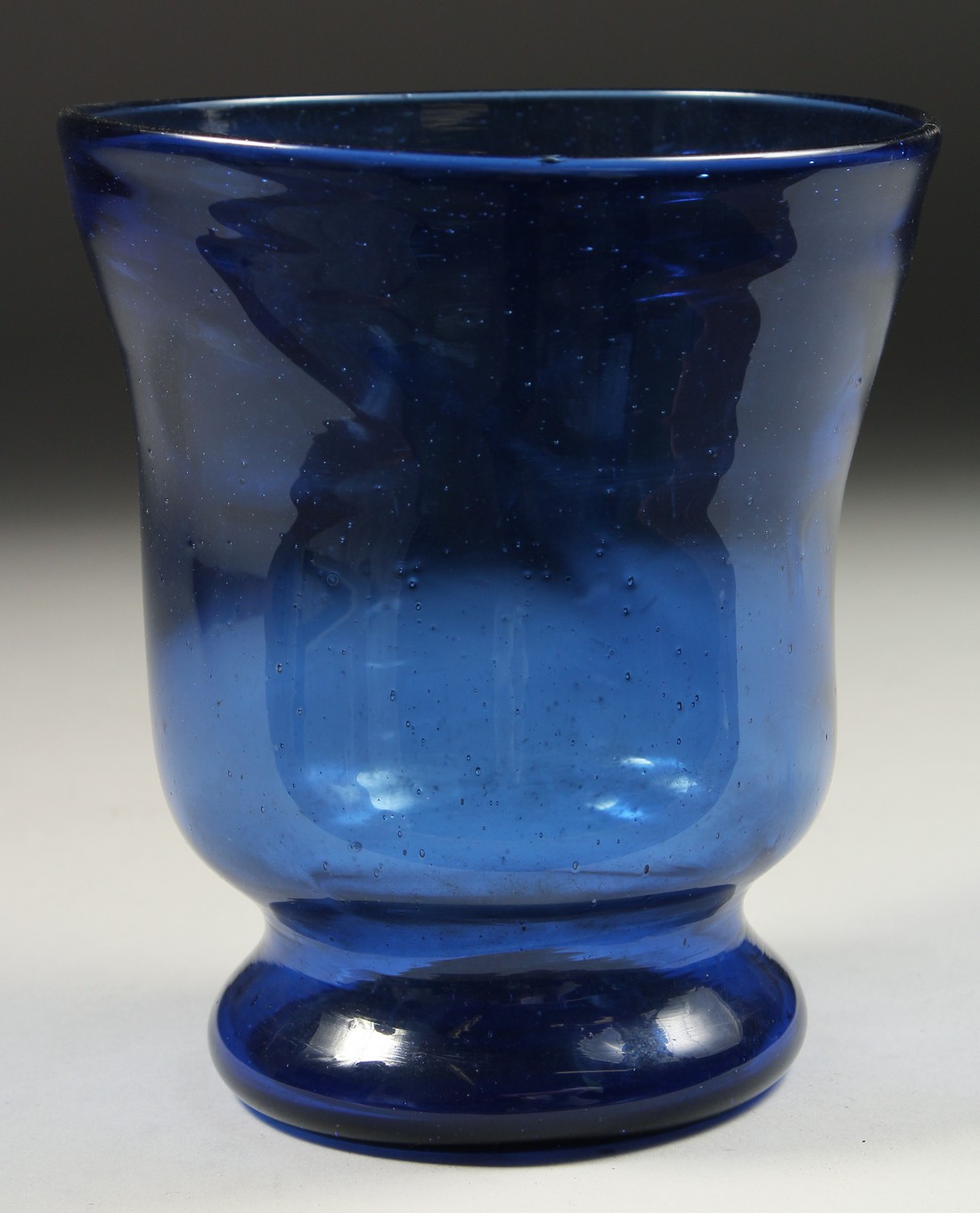 AN OLD BLUE GLASS VASE. 5.5ins high. - Bild 2 aus 5