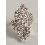 A GOOD 14CT GOLD DIAMOND CLUSTER RING.