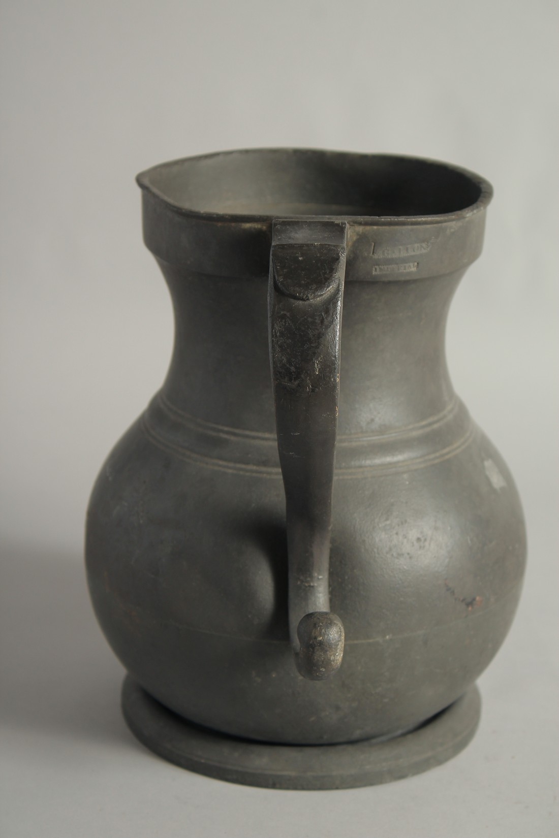 A VERY LARGE GALLON IMPERIAL MEASURING TANKARD. 10ins high. - Bild 4 aus 5