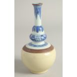 A SMALL CHINESE TWO-TONE BLUE AND WHITE PORCELAIN VASE. 17cm high