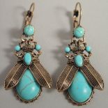 A PAIR OF FLY DESIGN DROP EARRINGS.