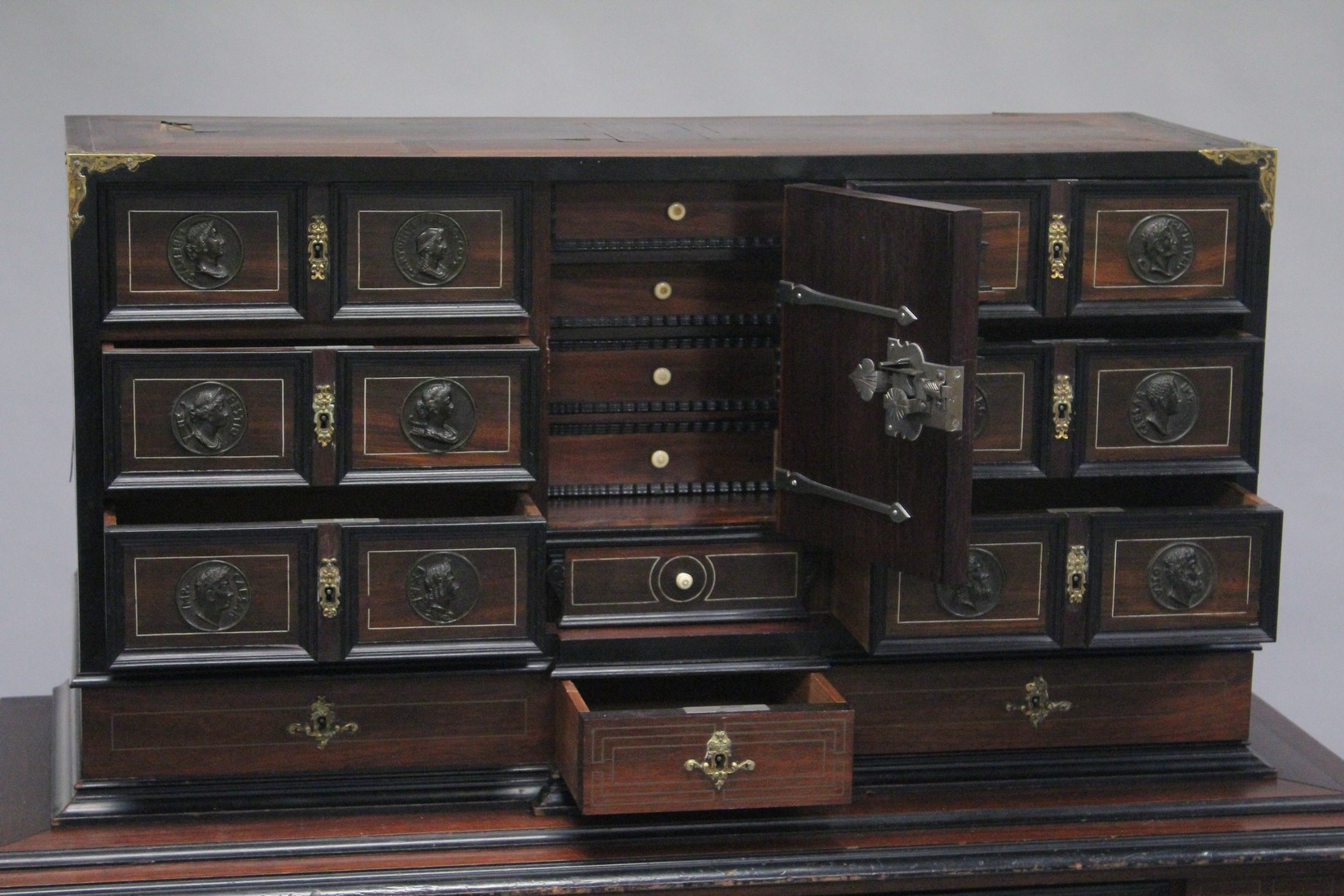 A GOOD 18TH - 19TH CENTURY ROSEWOOD BRASS MOUNTED AND BRASS LINED VARGUENO ON STAND, the top with - Bild 6 aus 9