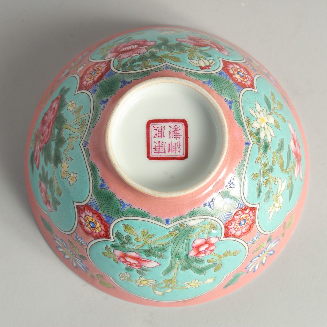 A CHINESE FAMILLE ROSE PORCELAIN BOWL, decorated with turquoise panels of native flora. 15ins - Bild 6 aus 6