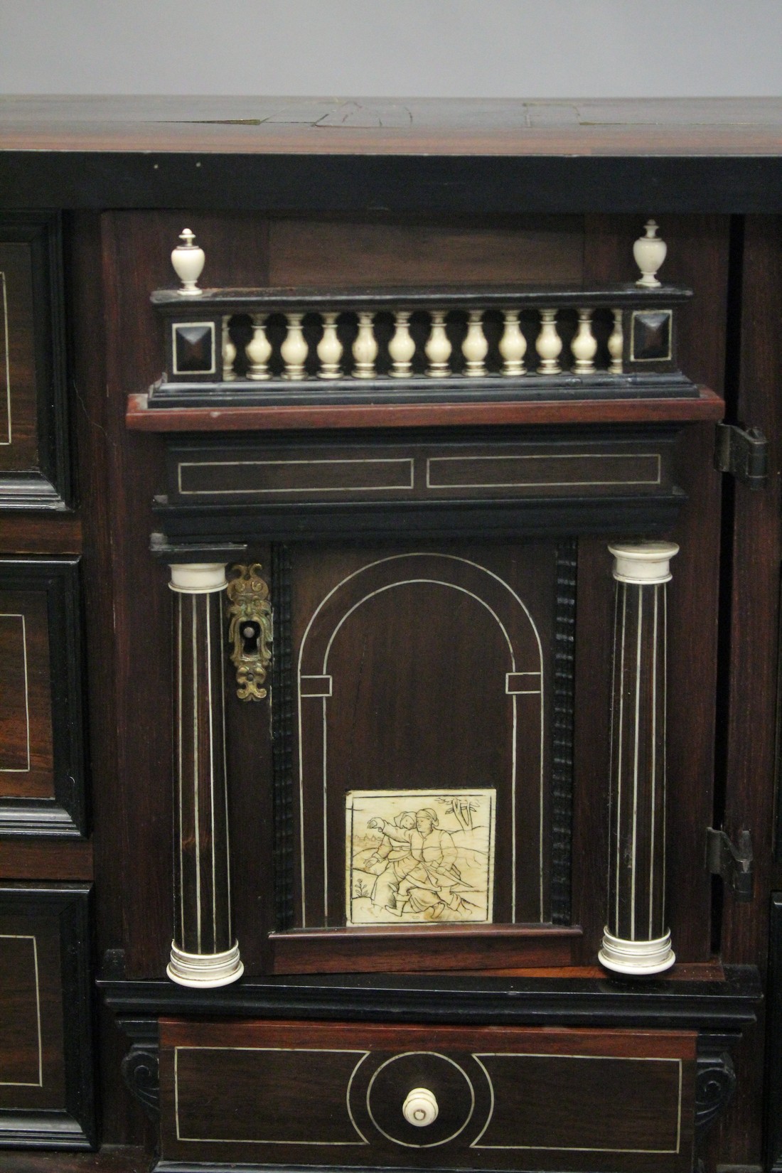 A GOOD 18TH - 19TH CENTURY ROSEWOOD BRASS MOUNTED AND BRASS LINED VARGUENO ON STAND, the top with - Bild 3 aus 9