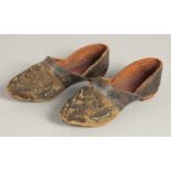 A SMALL PAIR OF 17TH CENTURY LEATHER SHOES.