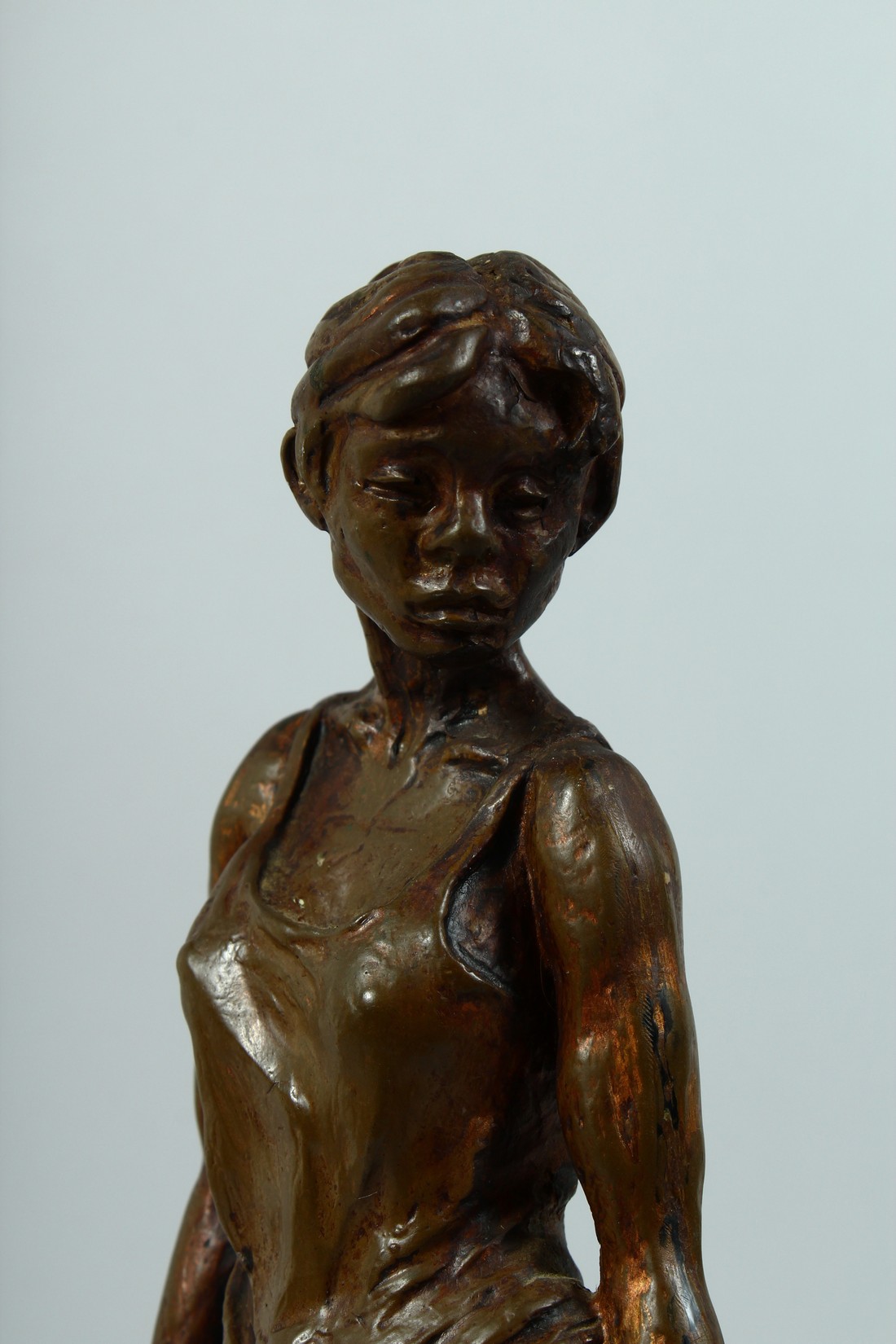 AFTER DEGAS A BRONZED STANDING FEMALE FIGURE on a square base. 13ins high. - Bild 2 aus 6