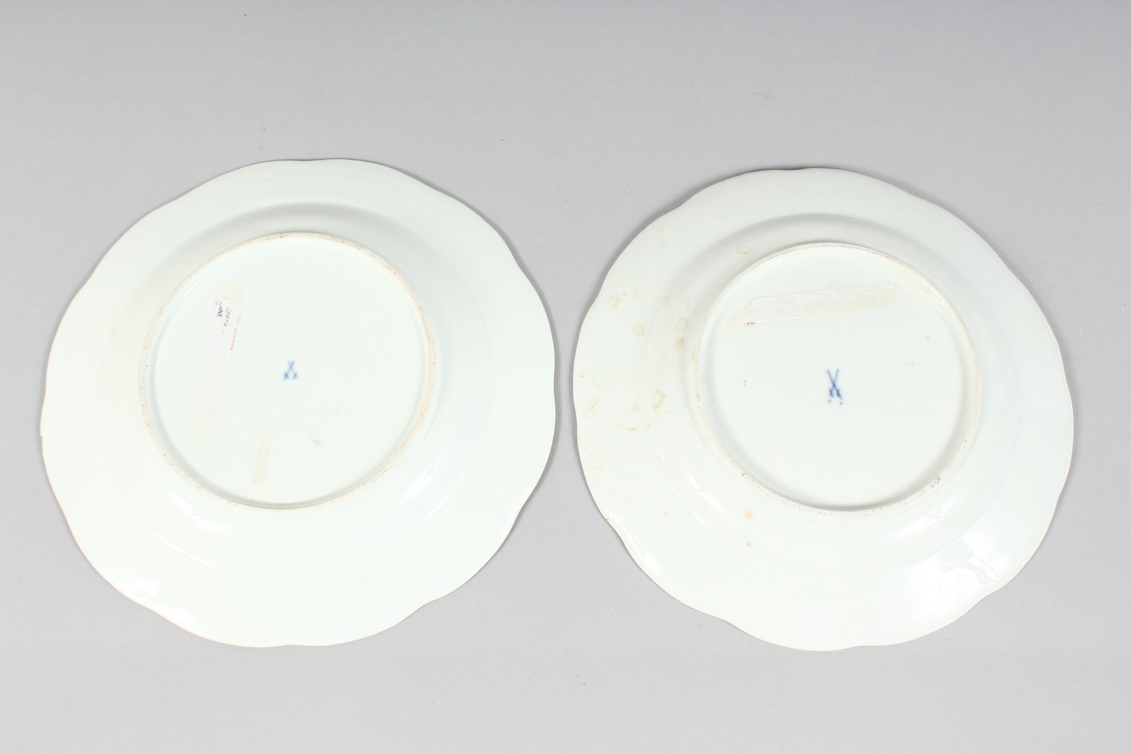 A GOOD PAIR OF MEISSEN CIRCULAR PLATES sprigged and painted with flowers. Cross swords mark in blue. - Bild 4 aus 6