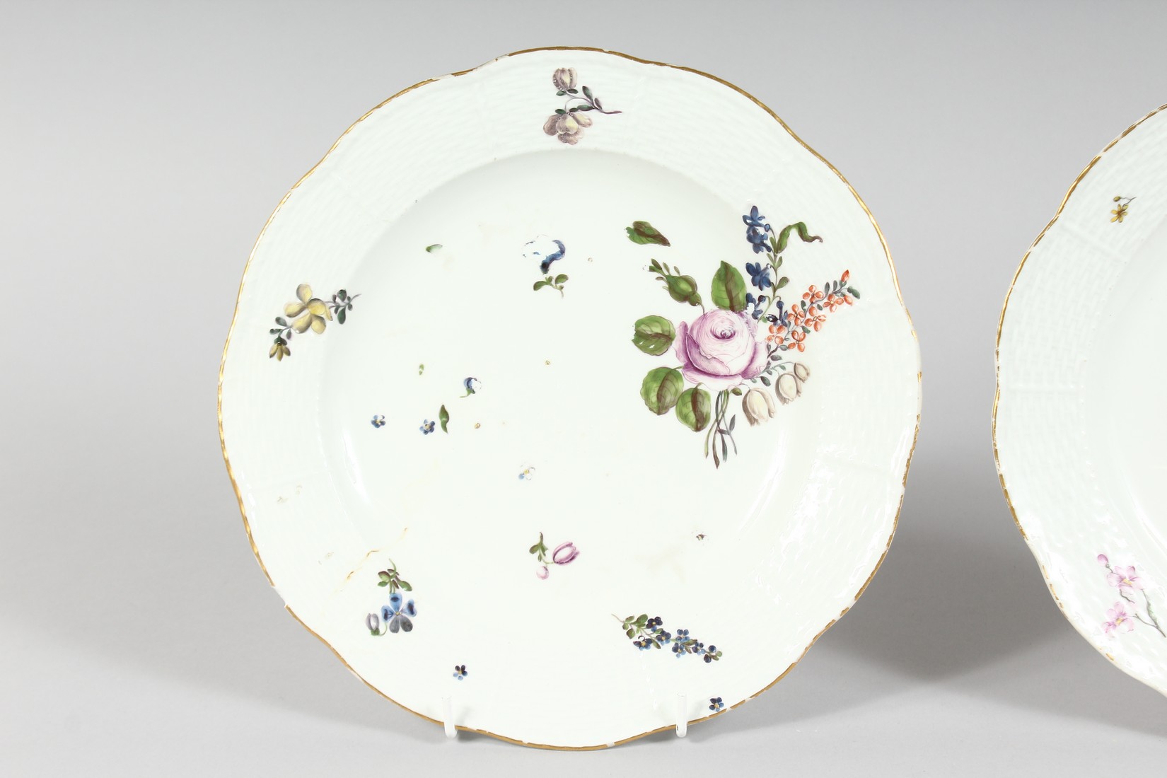 A GOOD PAIR OF MEISSEN CIRCULAR PLATES sprigged and painted with flowers. Cross swords mark in blue. - Bild 3 aus 6