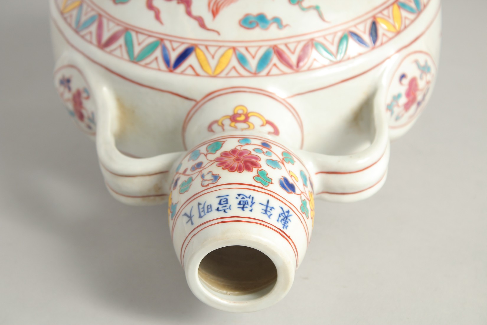 A CHINESE WUCAI PORCELAIN TWIN HANDLED MOON FLASK decorated with a central dragon. 29cm high. - Bild 6 aus 7