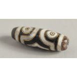A GOLD AND AGATE DZI BEAD. 1.25ins