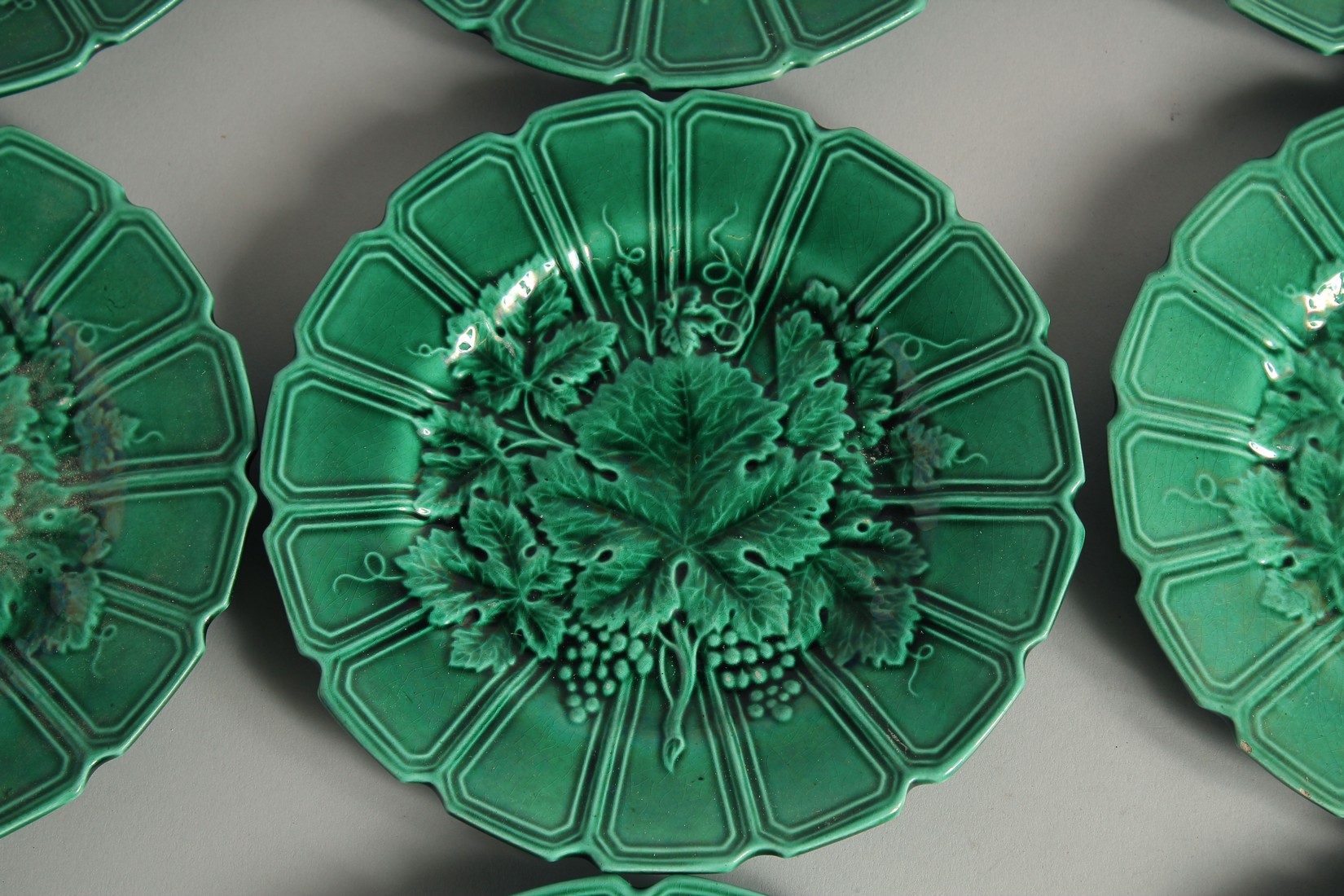 A SET OF ELEVEN FRUITING VINE GREEN DESSERT PLATES 7.5ins diameter - Bild 2 aus 3