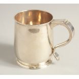 A PLAIN GEORGE I SILVER HALF PINT TANKARD. London 1725. Maker Thomas Mason.