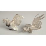 A PAIR OF FIGHTING COCK TABLE ORNAMENTS. 5ins high.