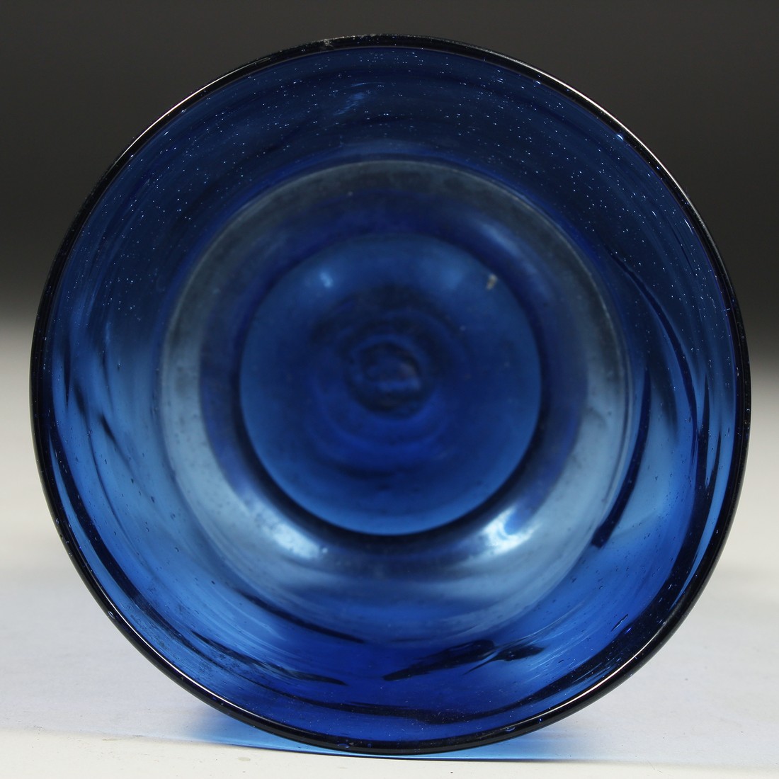 AN OLD BLUE GLASS VASE. 5.5ins high. - Bild 4 aus 5