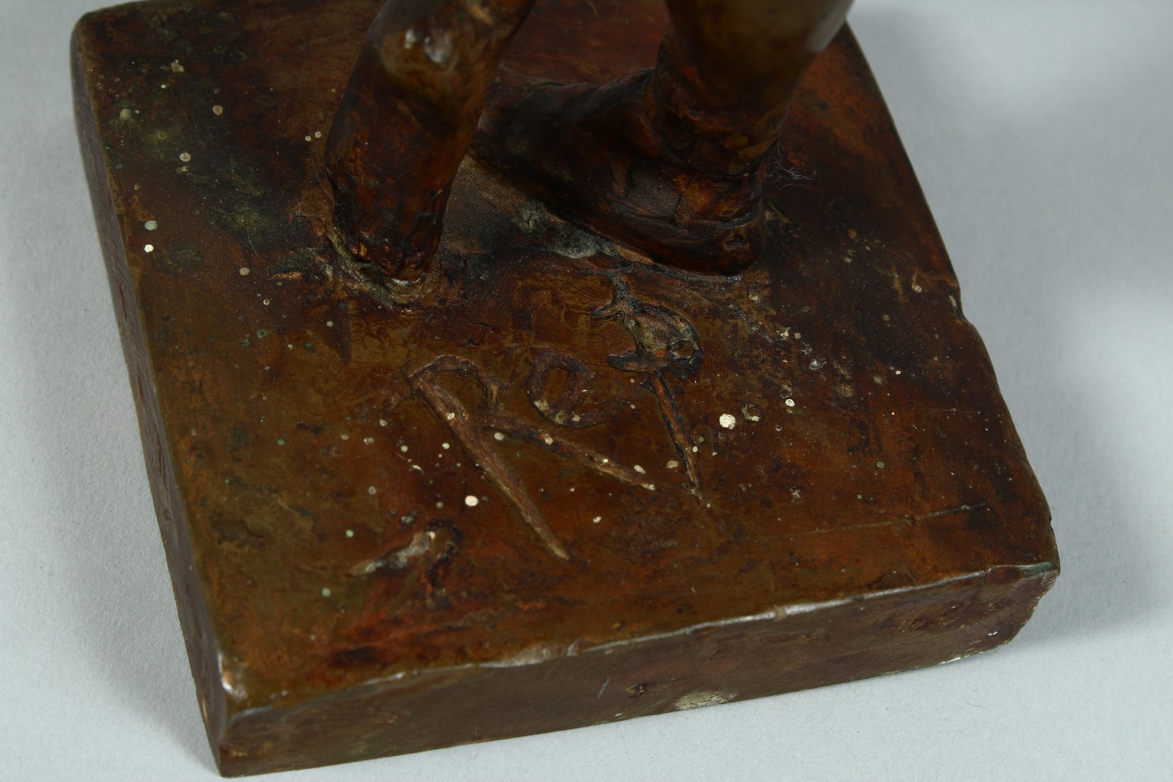 AFTER DEGAS A BRONZED STANDING FEMALE FIGURE on a square base. 13ins high. - Bild 3 aus 6