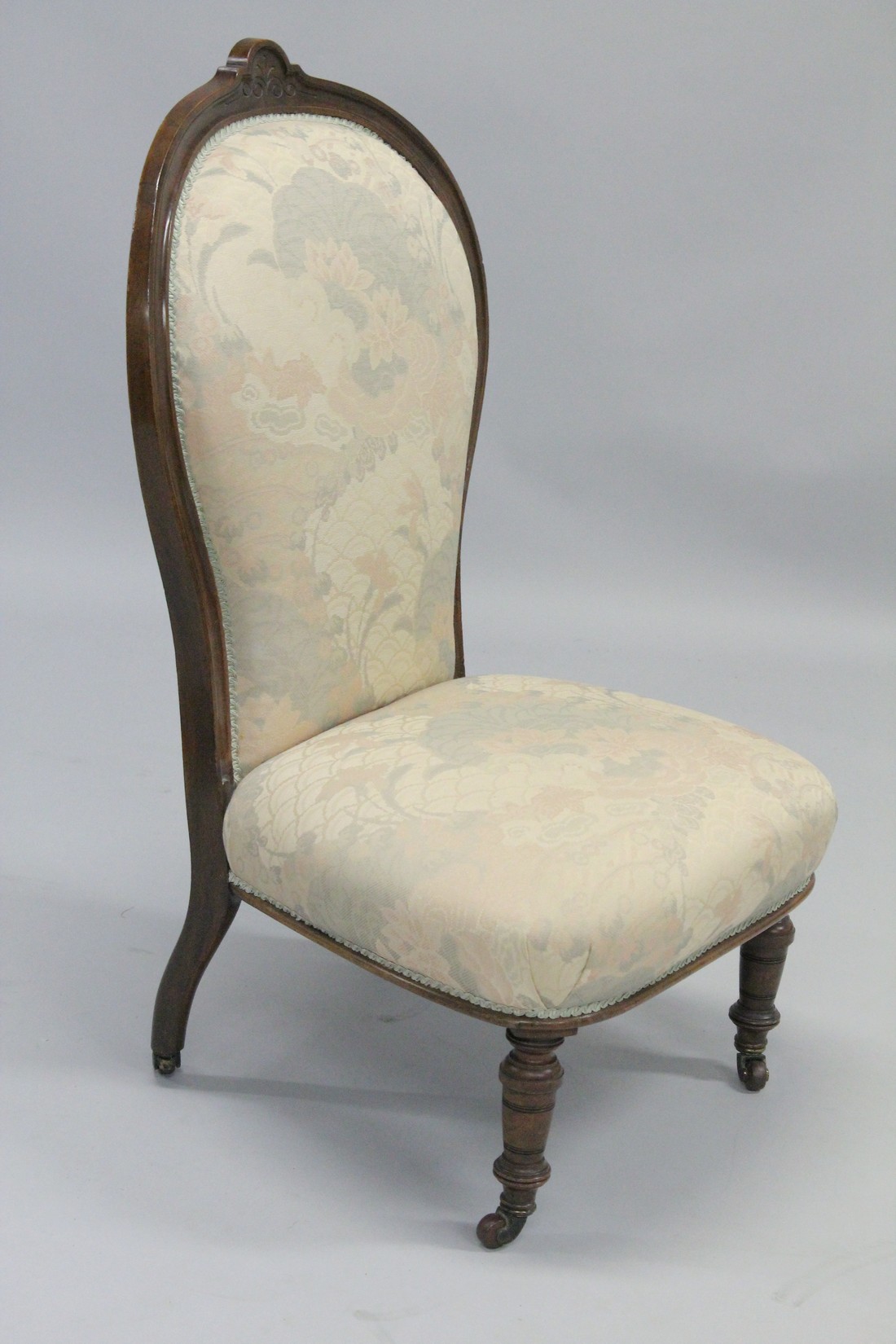 A VICTORIAN MAHOGANY FRAMED NURSING CHAIR with padded back and seat, on porcelain castors. - Bild 2 aus 2