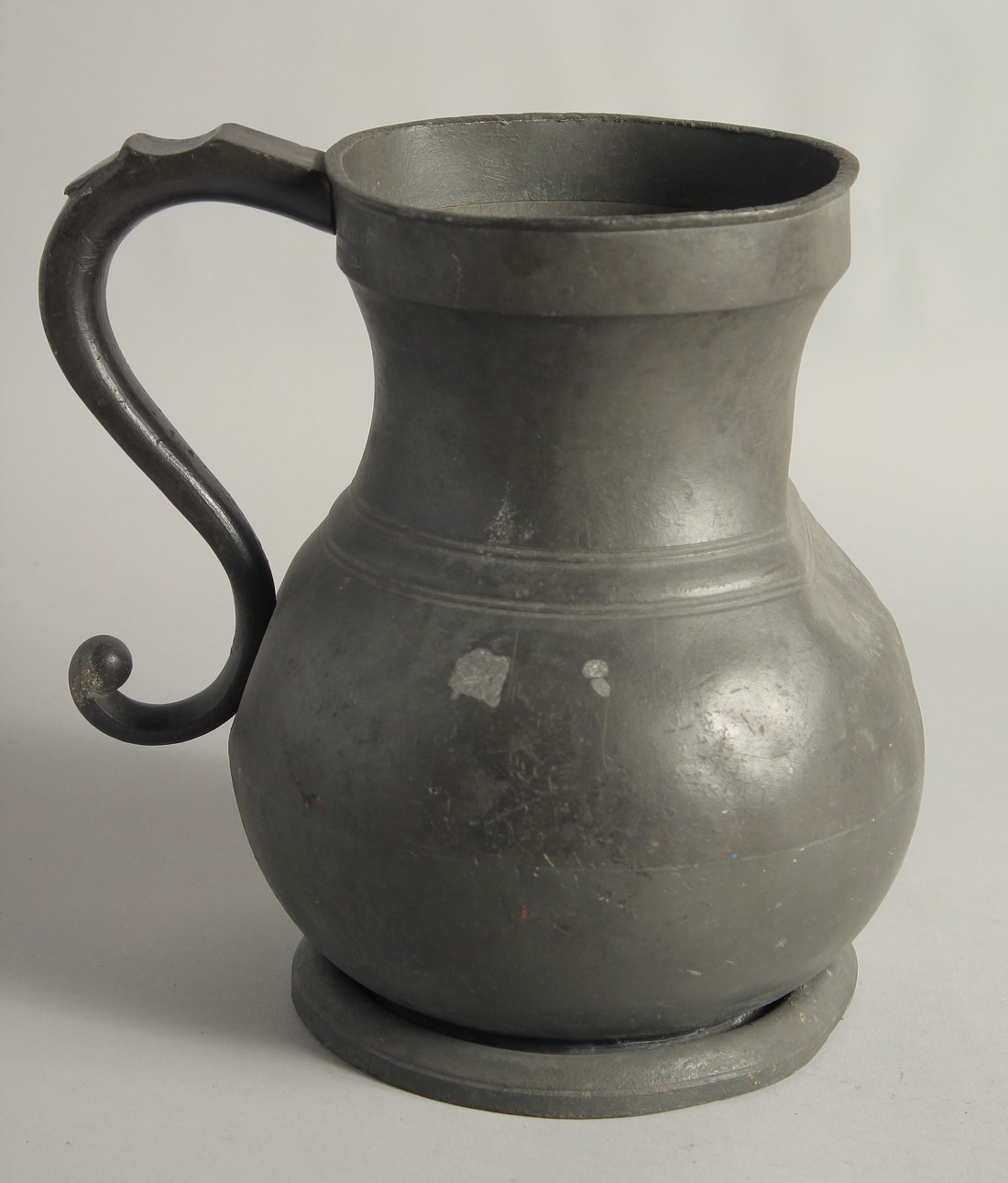 A VERY LARGE GALLON IMPERIAL MEASURING TANKARD. 10ins high. - Bild 3 aus 5