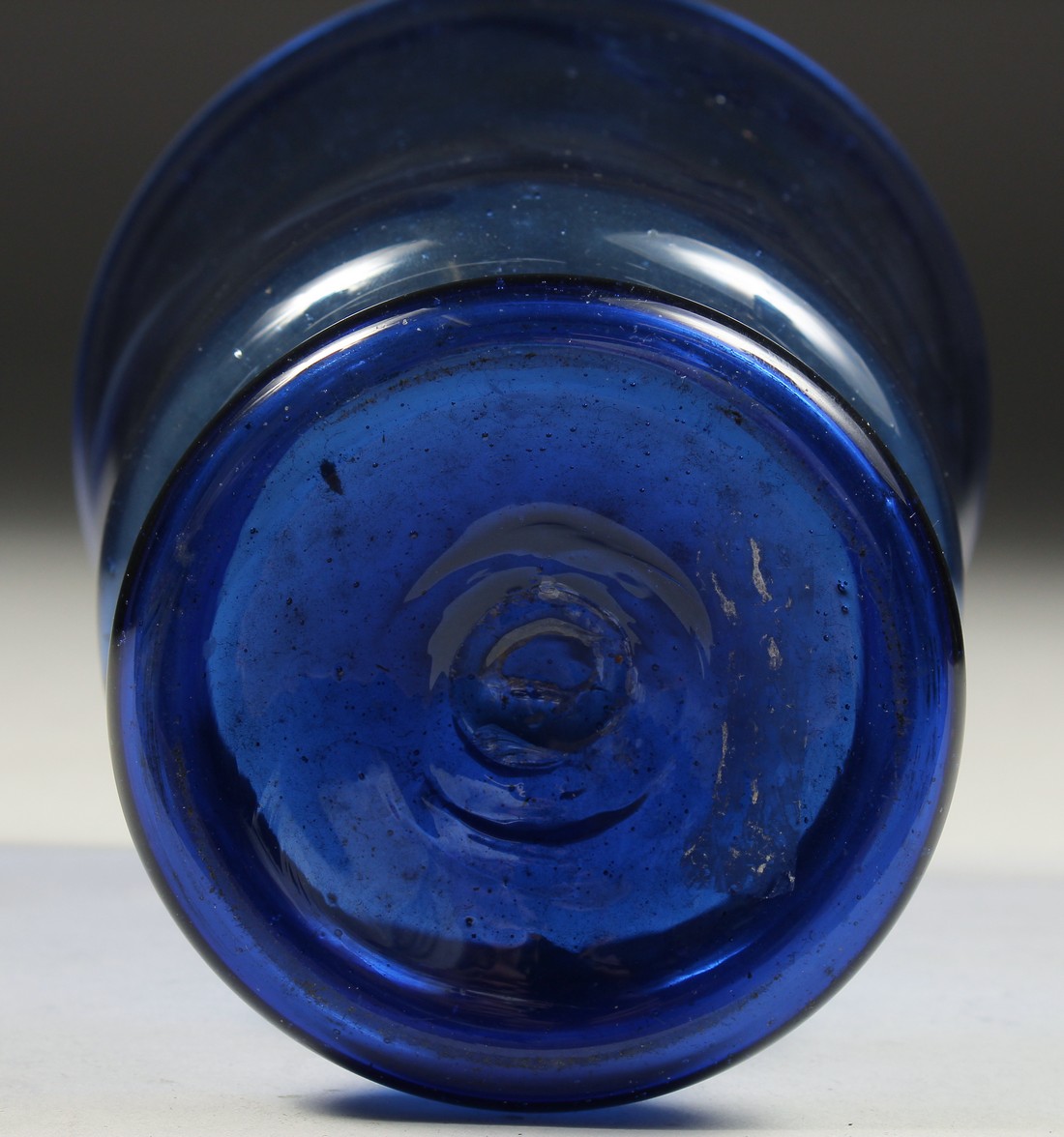 AN OLD BLUE GLASS VASE. 5.5ins high. - Bild 5 aus 5