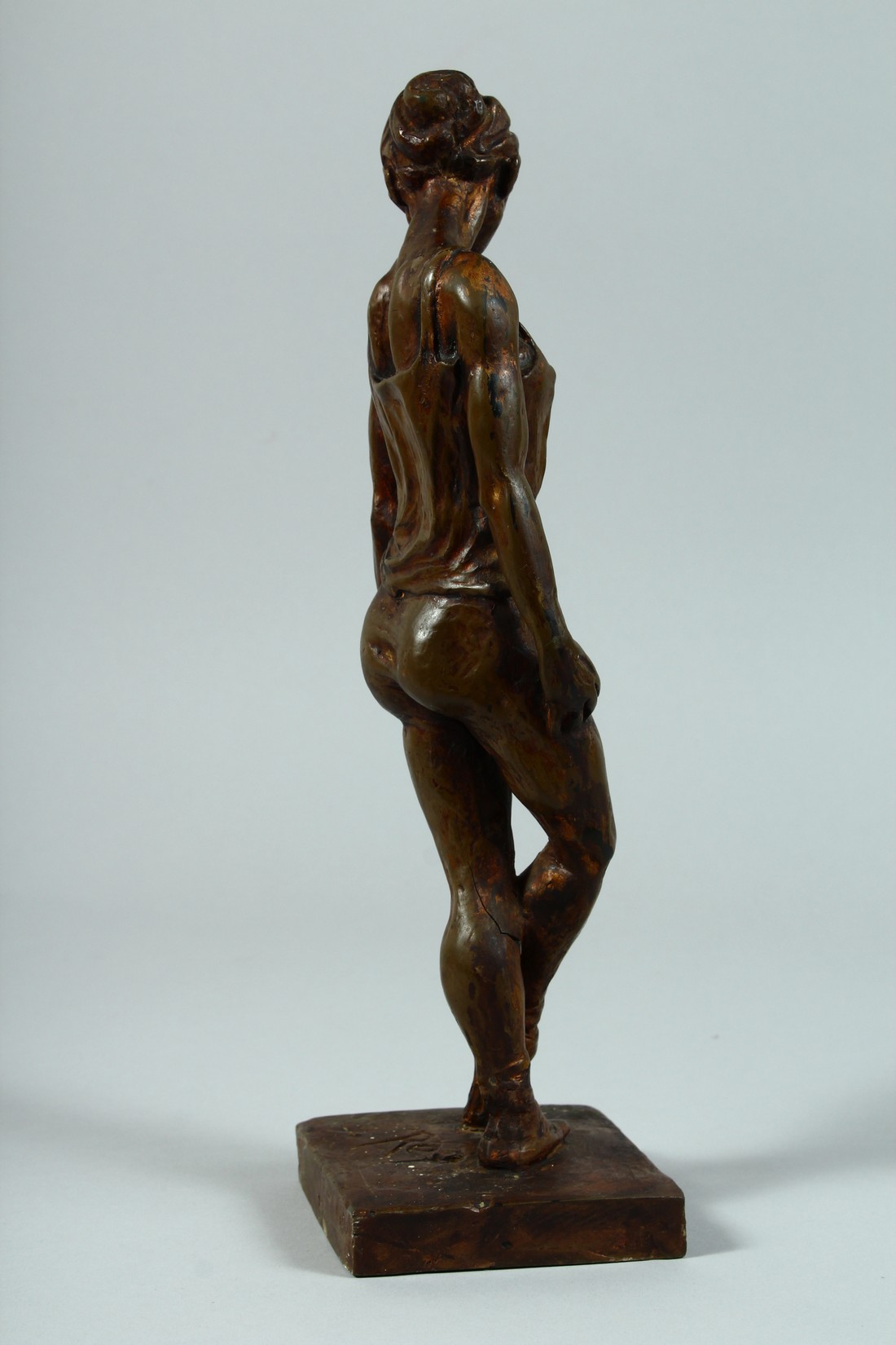 AFTER DEGAS A BRONZED STANDING FEMALE FIGURE on a square base. 13ins high. - Bild 6 aus 6