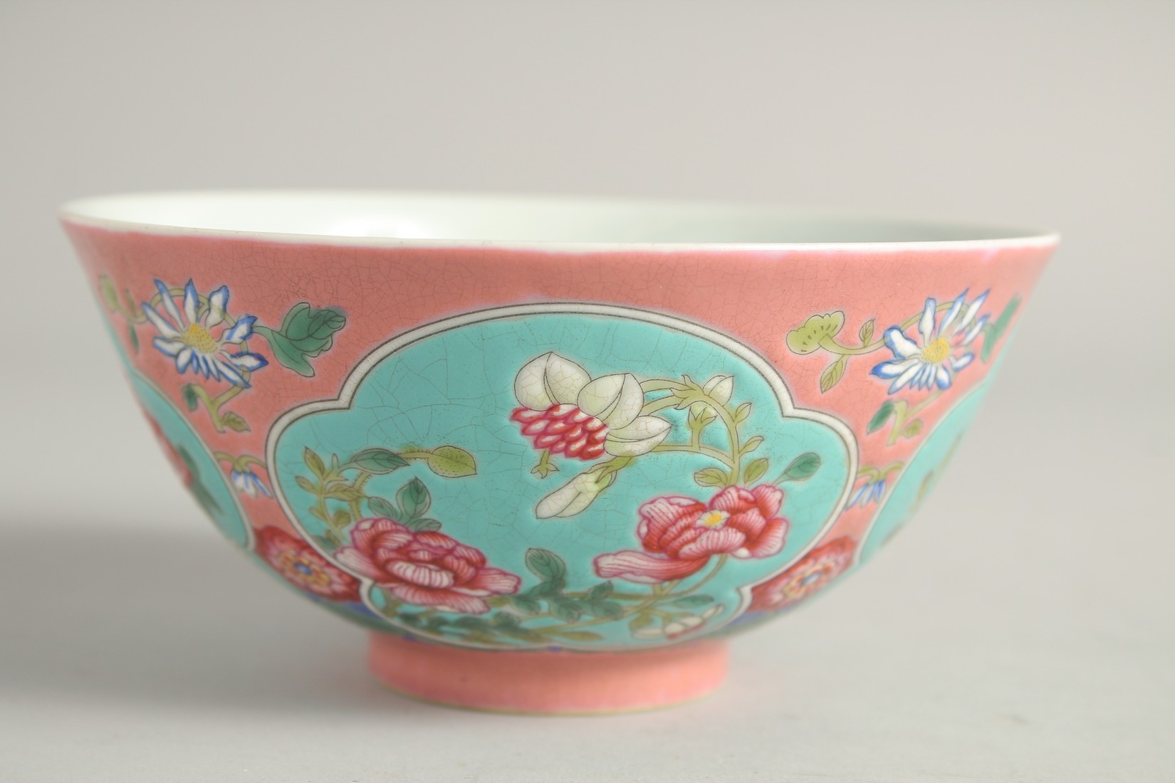 A CHINESE FAMILLE ROSE PORCELAIN BOWL, decorated with turquoise panels of native flora. 15ins - Bild 4 aus 6