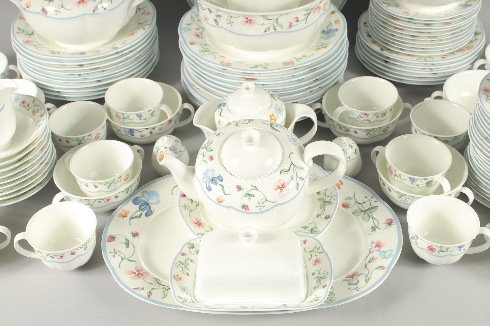 A LARGE VILLEROY & BOCH CHATEAU COLLECTION "MARIPOSA" PATTERN DINNER AND TEA SET. Comprising: eleven - Bild 2 aus 6