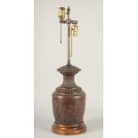 A GOOD CLASSICAL BRONZE URN AS A LAMP, on a circular marble base. Urn, 1ft 2ins high.