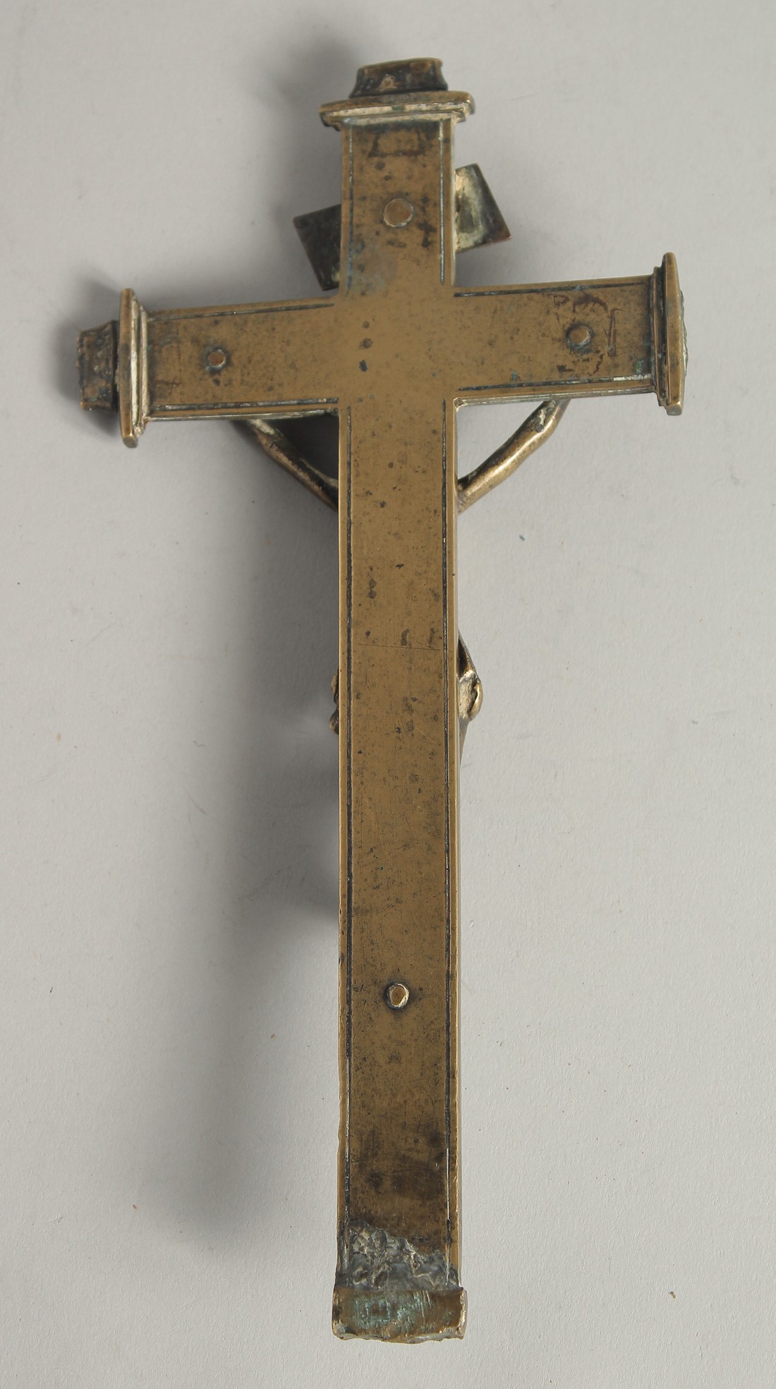 AN 18TH CENTURY BRONZE CRUCIFIX. 9.5ins long. - Bild 2 aus 2