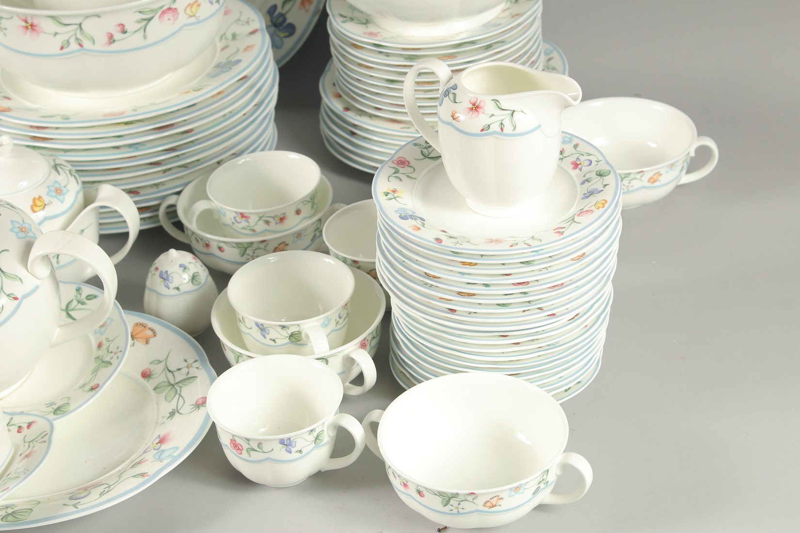 A LARGE VILLEROY & BOCH CHATEAU COLLECTION "MARIPOSA" PATTERN DINNER AND TEA SET. Comprising: eleven - Image 5 of 6