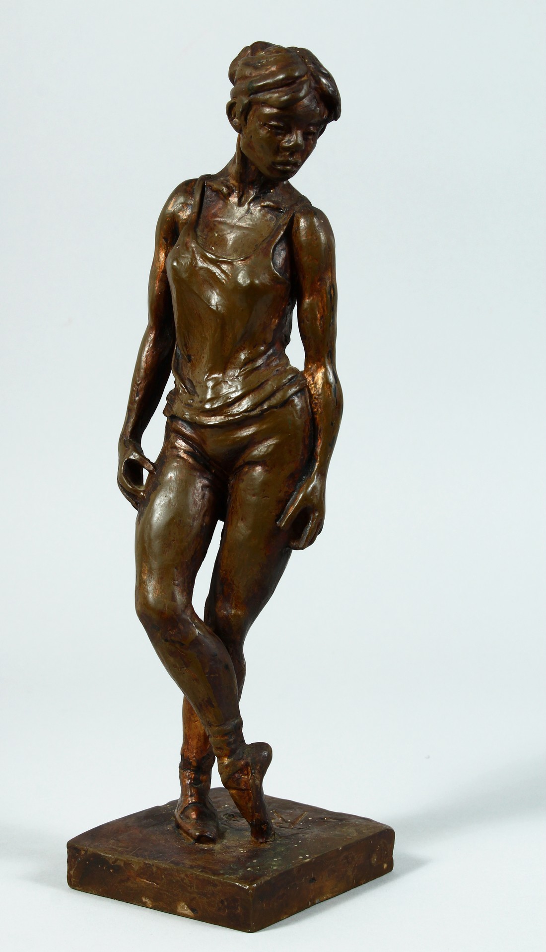 AFTER DEGAS A BRONZED STANDING FEMALE FIGURE on a square base. 13ins high. - Bild 4 aus 6