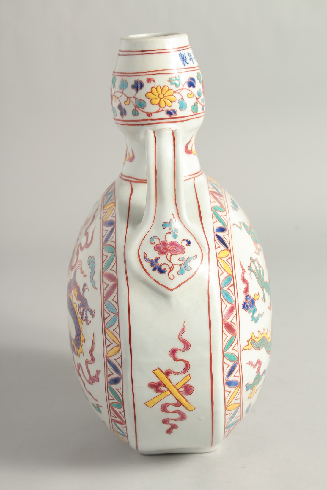 A CHINESE WUCAI PORCELAIN TWIN HANDLED MOON FLASK decorated with a central dragon. 29cm high. - Bild 4 aus 7