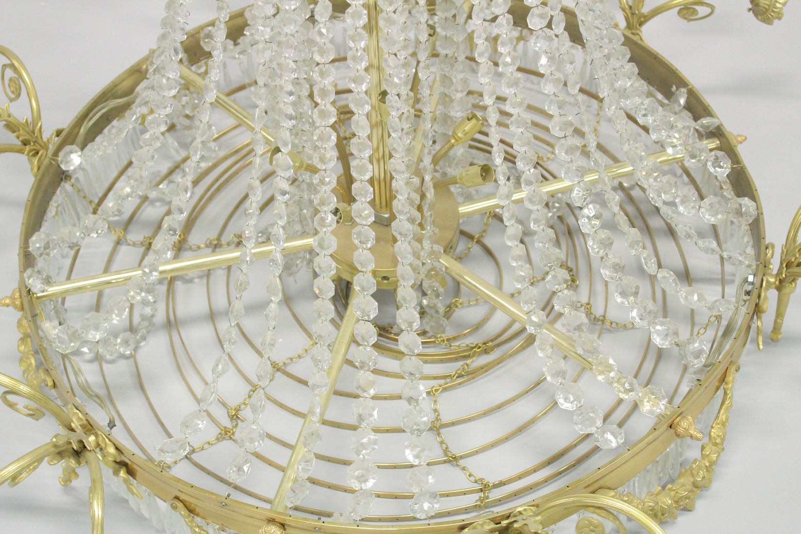 A LARGE ORMOLU AND CRYSTAL CIRCULAR CHANDELIER with four rows of prism drops, six triple pairs of - Bild 3 aus 5