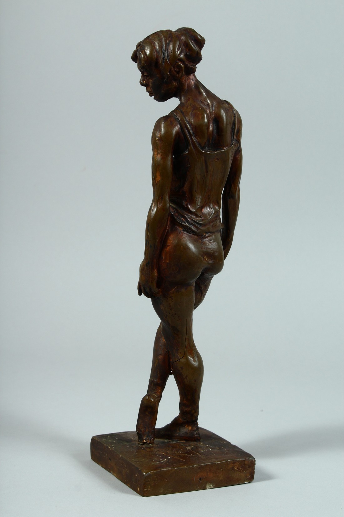 AFTER DEGAS A BRONZED STANDING FEMALE FIGURE on a square base. 13ins high. - Bild 5 aus 6